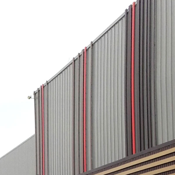 Lames en aluminium sur façade